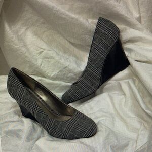 Women’s Dexter Plaid Black and Gray Wedge High Heel Shoes. Size 8